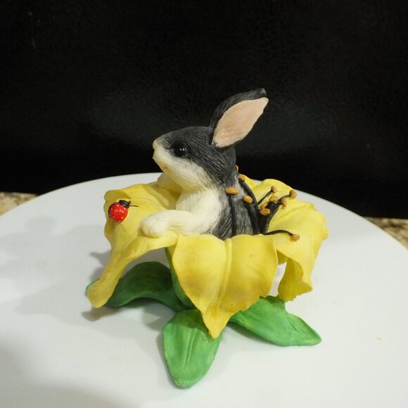 Charming Tails Dean Griff Bunny in a Lily 89305 Retired - Picture 3 of 9